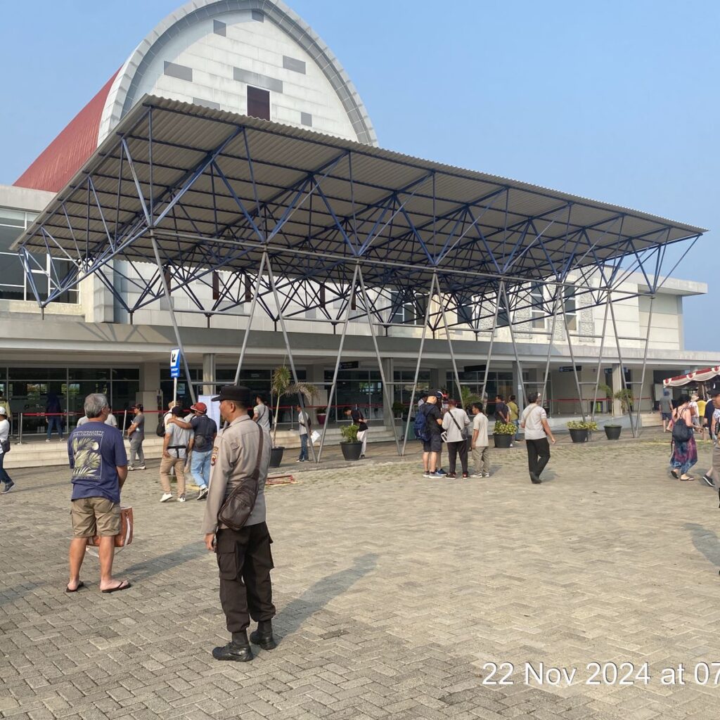 Kapal Pesiar Quantum of the Seas Tiba di Lombok, Wisatawan Mancanegara Sambut Keindahan Pulau