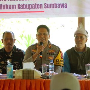 Jumat Curhat Di Desa Marente, Kapolres Sumbawa Serap Keluh Kesah Masyarakat