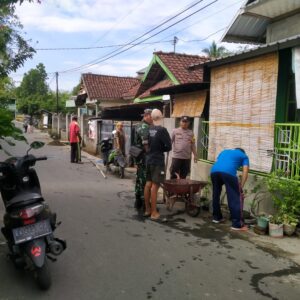 Jumat Bersih, Bhabinkamtibmas Desa Seteluk Tengah Gotong Royong Bersama Masyarakat