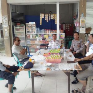 Jumat Curhat, Kapolsek Taliwang Ajak Masyarakat di Terminal Tana Mira Tetap Jaga Kondusifitas Kamtibmas