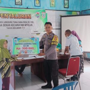 Bhabinkamtibmas Desa Seran Dampingi Masyarakat Penerima BLT-DD