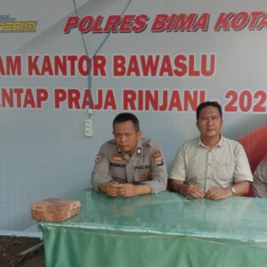 Personel OMP Rinjani 2024 Polres Bima Kota Laksanakan Pengamanan 24 Jam di Kantor KPU dan Bawaslu Kota Bima