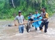 Lewati Medan Yang Berat, TNI-Polri Bersama Masyarakat Di Batulanteh Kompak Kawal Distribusi Logistik Pilkada