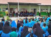 Bhabinkamtibmas Desa Rhee Isi Kegiatan IMTAQ di SDN Rhee Beru