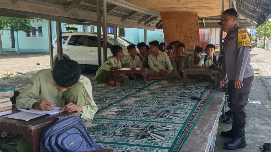 Masa Depan Cerah Tanpa Narkoba: Edukasi Polisi di Pesantren Gerung