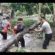 Polres Loteng Bersihkan Sisa Material Pasca Banjir di Pujut.