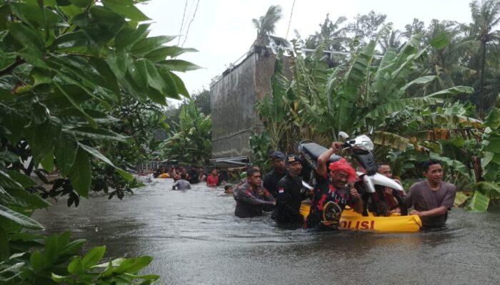 Banjir Landa Lombok Barat, Polisi Evakuasi Warga Dusun Datuk