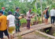 Jalan Putus di Sekotong, TNI-Polri dan Warga Gotong Royong Bangun Jalan Darurat