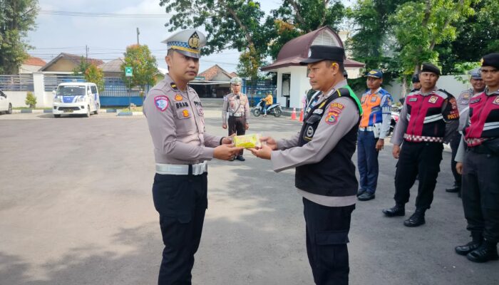 Personel Polres Lombok Barat Terima Vitamin: Dukung Penuh Operasi Keselamatan Rinjani 2025