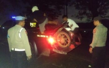 Patroli KRYD Polsek Lembar, Bantu Remaja Mogok Motor di Tanjakan Grepek