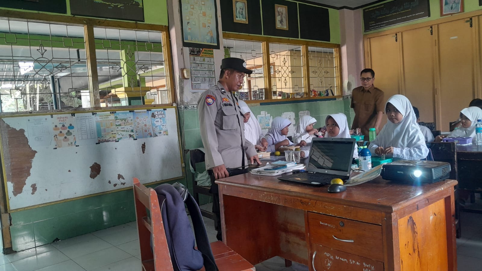 112 Siswa SDN 1 Dasan Tapen Dapat Makan Bergizi, Polsek Gerung Turun Tangan