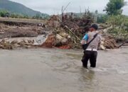 Polri Bersama Tim Gabungan Lanjutkan Pencarian Hari Kedua Korban Banjir Bandang di Wera Bima