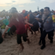 Polres Loteng Bersama Basarnas Evakuasi Mayat di Pantai Are Guling.