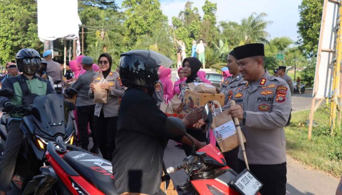 Kapolres Lombok Barat Bagikan Takjil, Sambut Ramadhan dengan Kepedulian