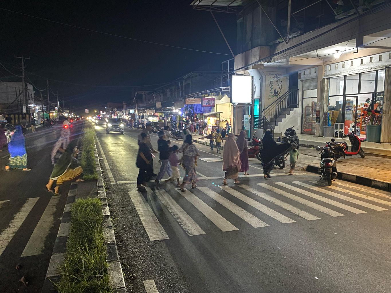 Ibadah Nyaman, Polisi Kawal Sholat Isya dan Tarawih di Kediri