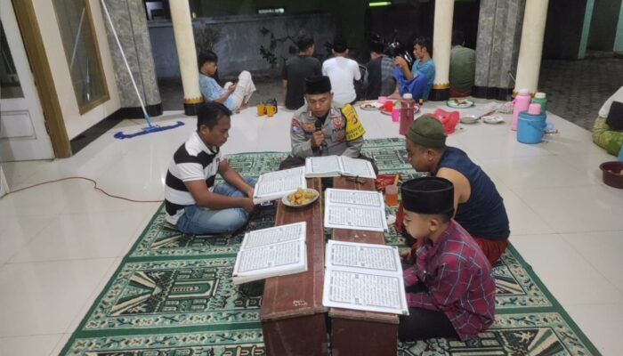 Polsek Gerung Tadarus Bareng Warga: Ramadan Penuh Kebersamaan