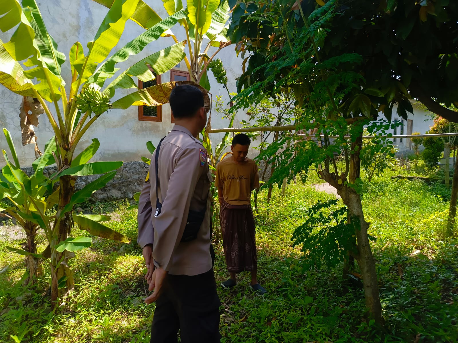 Ketahanan Pangan, Polisi Motivasi Warga Manfaatkan Pekarangan Rumah di Desa Perampuan