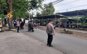 Ngabuburit Lancar! Polisi Atur Lalu Lintas di Labuapi