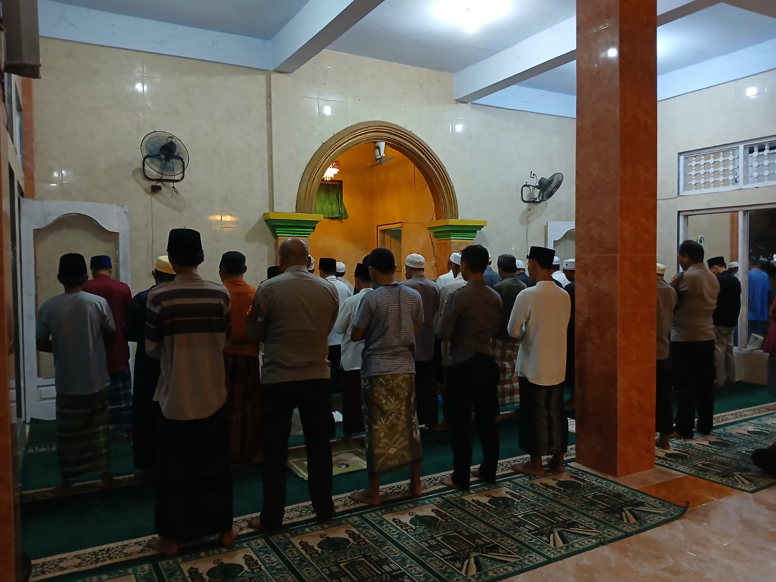 Personel Polsek Sekotong Gelar Tarawih & Tadarusan, Pererat Silaturahmi