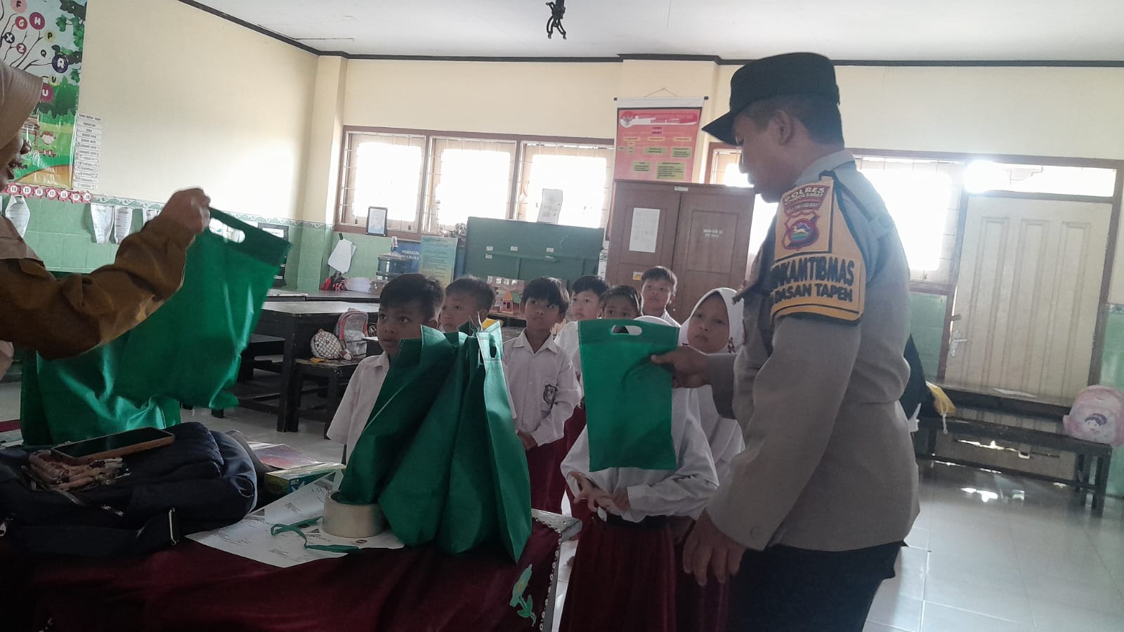 Polsek Gerung Jamin Keamanan Program Makan Bergizi Gratis