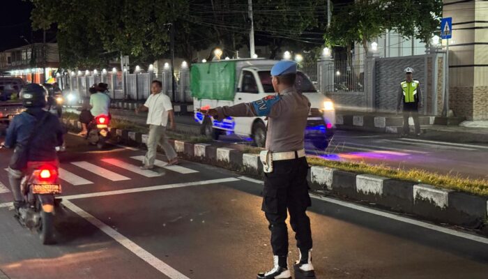 Polsek Kediri Kawal Tarawih Perdana, Pastikan Ibadah Lancar!