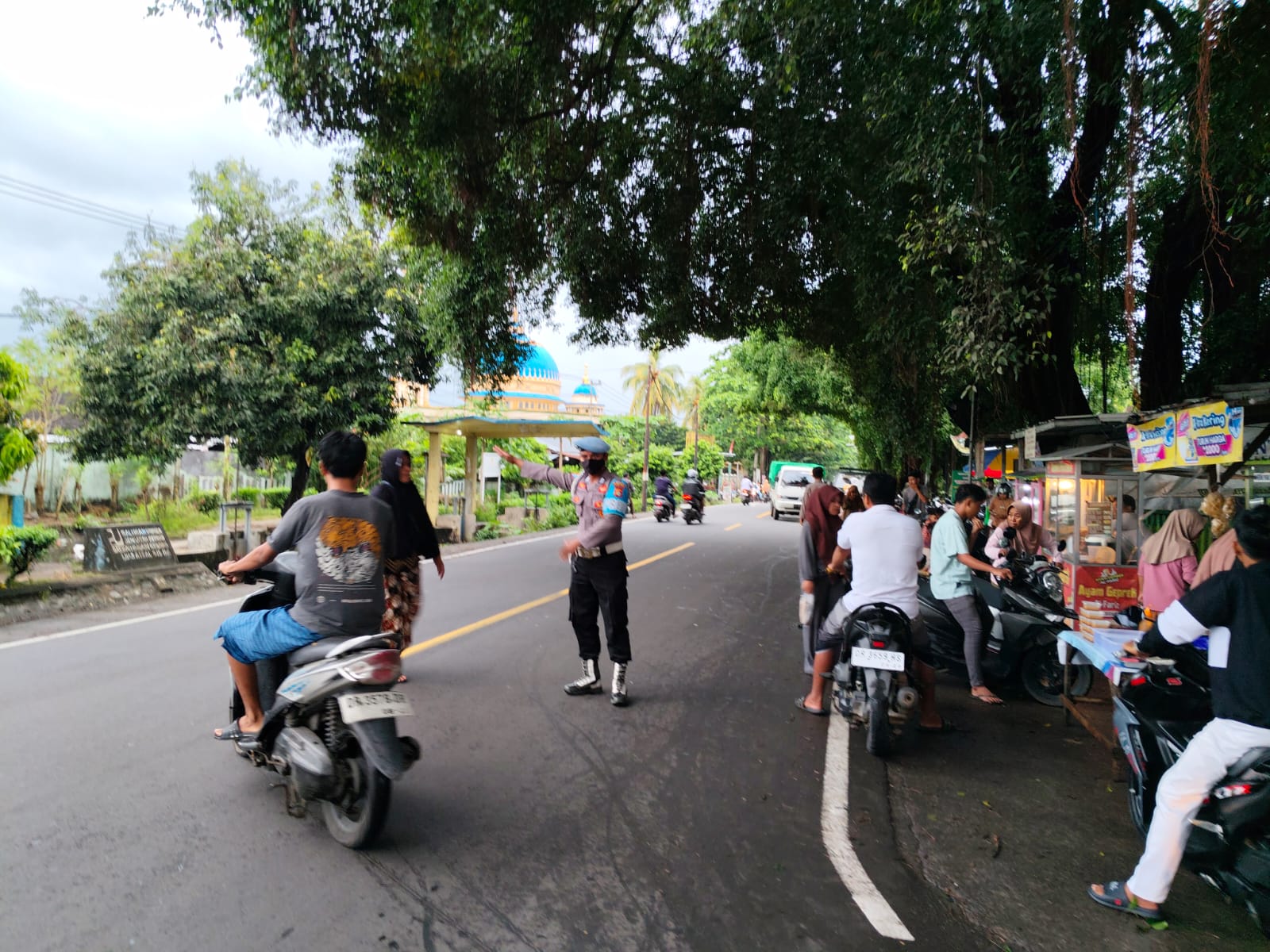 Patroli Rawan Sore Polsek Lembar, Ramadan Lebih Kondusif