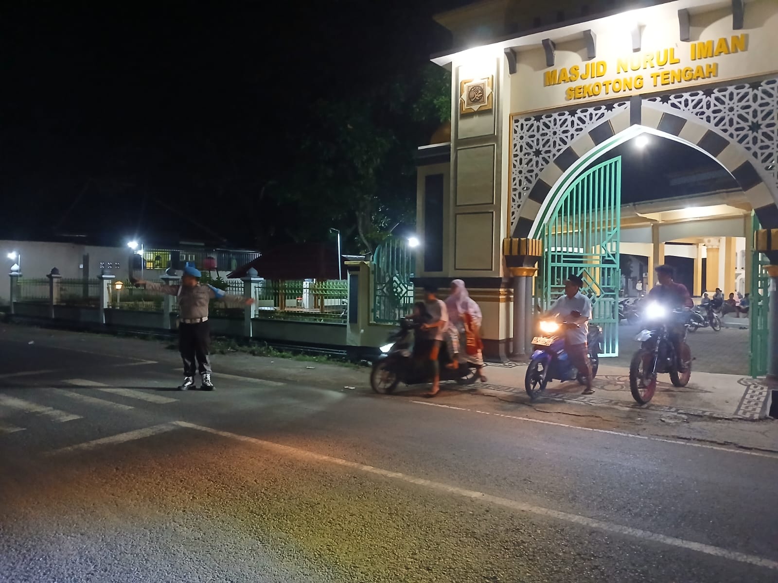 Polisi Hadir di Masjid, Sholat Tarawih di Sekotong Aman