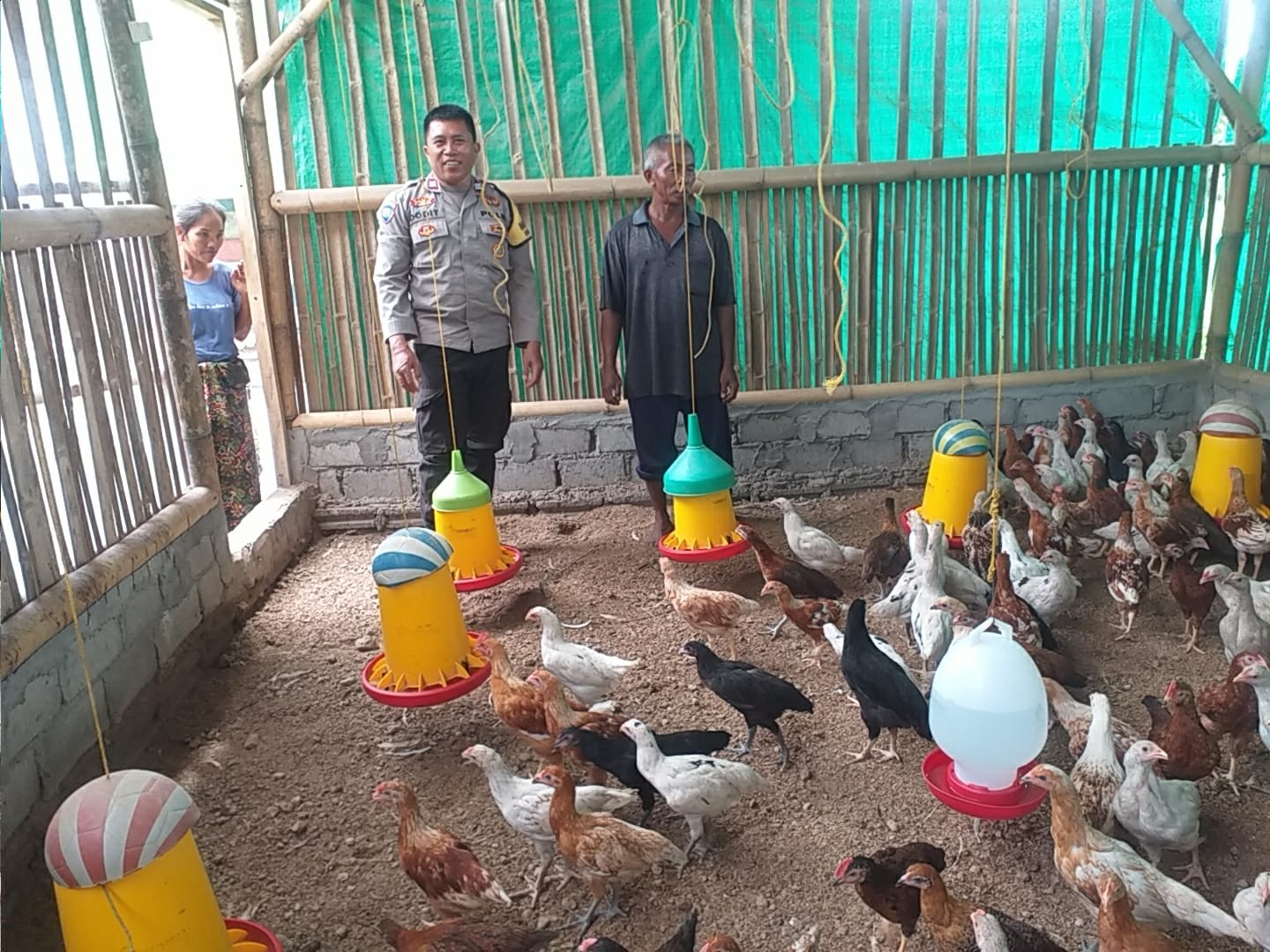 Kunjungi Peternak Ayam, Bhabinkamtibmas Sosialisasikan Ketahanan Pangan