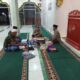 Bhabinkamtibmas Desa Medana Laksnakan Shalat Terawih Keliling di Desa Binaannya