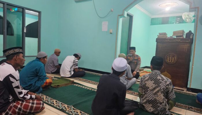 Perkuat Ukhwah Islamiyah, Kapolsek Sekongkang Laksanakan Sholat Isya’ dan Tarawih Berjamaah