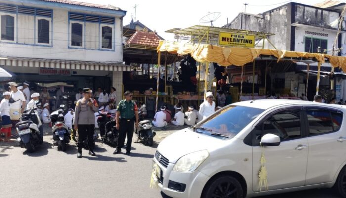 Suasana Khidmat Galungan, Babinsa Turut Jaga Keamanan Pura