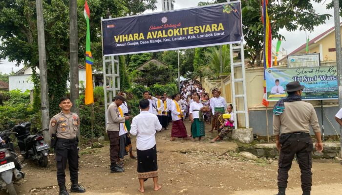 Nunas Tirta Suci Waisak di Lombok Barat: Khidmat dan Pengamanan Ketat Polisi