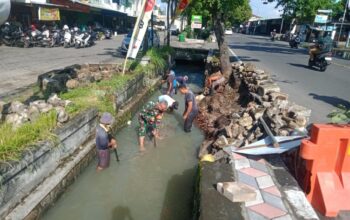 Sambut Musim Tanam, TNI dan Masyarakat Kompak Perbaiki Kerusakan Irigasi Pertanian