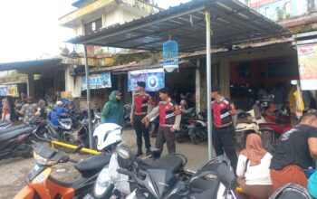 Polres Lombok Barat Kenalkan KEMOS dalam Patroli Pasar Kediri