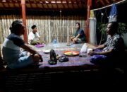 Polisi Sambangi Warga Ronda, Jaga Kamtibmas di Lombok Barat