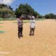 Bhabinkamtibmas Desa Hu’u Pantau Penjemuran Jagung, Imbau Warga Waspadai Curah Hujan