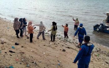 Hari Libur, Satpolairud Polres Bima Laksanakan Pengamanan Wisata Pantai Kalaki