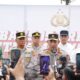 Hadiri Ground Breaking Asrama Polresta Samarinda, Kapolri Bagikan Sumur Bor-Sembako ke Warga
