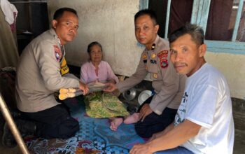 Polres Lombok Barat Salurkan Bantuan Tongkat untuk Lansia di Gerung