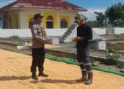 Bhabinkamtibmas Desa Daha Pantau Kegiatan Jemur Jagung Warga dalam Rangka Dukung Ketahanan Pangan Nasional