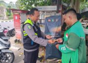 Lombok Barat, NTB – Kepolisian Resor Lombok Barat (Polres Lobar) menunjukkan komitmennya dalam menjaga kesehatan dan kesejahteraan Masyarakat. Khususnya para pengemudi ojek online (ojol), melalui kegiatan pemeriksaan kesehatan dan pemberian vitamin gratis. Inisiatif SI DOKKES Polres Lombok Barat Kapolres Lombok Barat, Polda NTB, AKBP Yasmara Harahap, S.I.K., melalui Kepala Bagian Sumber Daya Manusia (Kabag SDM), AKP Dewi Komalasari, S.H., mengatakan bahwa program pemeriksaan kesehatan gratis ini diinisiasi oleh Bidang Kedokteran dan Kesehatan (Dokkes) Polres Lombok Barat. Dengan fokus utama pada kelompok masyarakat yang memiliki mobilitas tinggi dan rentan terhadap berbagai risiko kesehatan. "Kami ingin memastikan bahwa para pengemudi ojek online, sebagai salah satu garda terdepan perekonomian digital, tetap dalam kondisi prima," ujar Kepala Bagian Sumber Daya Manusia (Kabag SDM) Polres Lombok Barat, AKP Dewi Komalasari, S.H. Kegiatan ini secara spesifik dilaksanakan pada Kamis (12/6/2025), dipusatkan di area yang mudah dijangkau oleh para pengemudi ojek online di wilayah Lombok Barat. Antusiasme terlihat dari kehadiran para peserta yang berbondong-bondong untuk memeriksakan kondisi kesehatan mereka. Manfaat Langsung bagi Pengemudi Ojek Online Dalam kegiatan ini, para pengemudi ojek online mendapatkan beragam layanan kesehatan, termasuk pemeriksaan tekanan darah, cek gula darah, serta konsultasi kesehatan singkat dengan tenaga medis dari Dokkes Polres Lombok Barat. Selain itu, mereka juga diberikan suplemen vitamin untuk menjaga daya tahan tubuh, terutama mengingat intensitas kerja yang tinggi di jalan raya. "Kami sangat terbantu dengan adanya program seperti ini. Kadang kami tidak sempat memeriksakan kesehatan karena sibuk bekerja," tutur salah satu pengemudi ojek online yang enggan disebutkan namanya. "Pemberian vitamin juga sangat bermanfaat, apalagi di musim pancaroba seperti sekarang." Target dan Dampak Positif Pada kesempatan ini, Polres Lombok Barat menargetkan setidaknya 25 orang pengemudi ojek online dapat terlayani. Angka ini diharapkan dapat terus meningkat pada kegiatan serupa di masa mendatang. AKP Dewi Komalasari menambahkan bahwa target 25 orang ini adalah awal. “Kami berharap kegiatan ini dapat menjadi agenda rutin dan menjangkau lebih banyak lapisan masyarakat di kemudian hari,” imbuhnya. Inisiatif seperti ini tidak hanya mencerminkan peran kepolisian dalam menjaga keamanan dan ketertiban, tetapi juga menunjukkan kepedulian terhadap aspek kesehatan dan kesejahteraan sosial. Dengan kondisi fisik yang prima, para pengemudi ojek online diharapkan dapat menjalankan profesi mereka dengan lebih optimal, yang pada akhirnya akan berdampak positif pada stabilitas ekonomi lokal. Komitmen Polres Lombok Barat untuk Masyarakat Kegiatan bakti kesehatan ini merupakan salah satu dari sekian banyak program sosial yang digalakkan oleh Polres Lombok Barat. Komitmen untuk selalu hadir dan memberikan pelayanan terbaik kepada masyarakat adalah pijakan utama. Melalui program SI DOKKES, Polres Lombok Barat berharap dapat terus berkontribusi dalam menciptakan masyarakat yang sehat dan produktif. "Ini adalah wujud nyata kepedulian kami terhadap masyarakat. Kami ingin Polri tidak hanya dilihat sebagai penegak hukum, tetapi juga sebagai sahabat masyarakat yang peduli terhadap kesejahteraan mereka," pungkas AKP Dewi Komalasari. Dengan berlanjutnya program-program kemanusiaan seperti ini, diharapkan sinergi antara kepolisian dan masyarakat dapat semakin erat. Menciptakan lingkungan yang lebih aman, sehat, dan sejahtera bagi seluruh warga Lombok Barat.