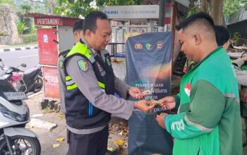 Lombok Barat, NTB – Kepolisian Resor Lombok Barat (Polres Lobar) menunjukkan komitmennya dalam menjaga kesehatan dan kesejahteraan Masyarakat. Khususnya para pengemudi ojek online (ojol), melalui kegiatan pemeriksaan kesehatan dan pemberian vitamin gratis. Inisiatif SI DOKKES Polres Lombok Barat Kapolres Lombok Barat, Polda NTB, AKBP Yasmara Harahap, S.I.K., melalui Kepala Bagian Sumber Daya Manusia (Kabag SDM), AKP Dewi Komalasari, S.H., mengatakan bahwa program pemeriksaan kesehatan gratis ini diinisiasi oleh Bidang Kedokteran dan Kesehatan (Dokkes) Polres Lombok Barat. Dengan fokus utama pada kelompok masyarakat yang memiliki mobilitas tinggi dan rentan terhadap berbagai risiko kesehatan. "Kami ingin memastikan bahwa para pengemudi ojek online, sebagai salah satu garda terdepan perekonomian digital, tetap dalam kondisi prima," ujar Kepala Bagian Sumber Daya Manusia (Kabag SDM) Polres Lombok Barat, AKP Dewi Komalasari, S.H. Kegiatan ini secara spesifik dilaksanakan pada Kamis (12/6/2025), dipusatkan di area yang mudah dijangkau oleh para pengemudi ojek online di wilayah Lombok Barat. Antusiasme terlihat dari kehadiran para peserta yang berbondong-bondong untuk memeriksakan kondisi kesehatan mereka. Manfaat Langsung bagi Pengemudi Ojek Online Dalam kegiatan ini, para pengemudi ojek online mendapatkan beragam layanan kesehatan, termasuk pemeriksaan tekanan darah, cek gula darah, serta konsultasi kesehatan singkat dengan tenaga medis dari Dokkes Polres Lombok Barat. Selain itu, mereka juga diberikan suplemen vitamin untuk menjaga daya tahan tubuh, terutama mengingat intensitas kerja yang tinggi di jalan raya. "Kami sangat terbantu dengan adanya program seperti ini. Kadang kami tidak sempat memeriksakan kesehatan karena sibuk bekerja," tutur salah satu pengemudi ojek online yang enggan disebutkan namanya. "Pemberian vitamin juga sangat bermanfaat, apalagi di musim pancaroba seperti sekarang." Target dan Dampak Positif Pada kesempatan ini, Polres Lombok Barat menargetkan setidaknya 25 orang pengemudi ojek online dapat terlayani. Angka ini diharapkan dapat terus meningkat pada kegiatan serupa di masa mendatang. AKP Dewi Komalasari menambahkan bahwa target 25 orang ini adalah awal. “Kami berharap kegiatan ini dapat menjadi agenda rutin dan menjangkau lebih banyak lapisan masyarakat di kemudian hari,” imbuhnya. Inisiatif seperti ini tidak hanya mencerminkan peran kepolisian dalam menjaga keamanan dan ketertiban, tetapi juga menunjukkan kepedulian terhadap aspek kesehatan dan kesejahteraan sosial. Dengan kondisi fisik yang prima, para pengemudi ojek online diharapkan dapat menjalankan profesi mereka dengan lebih optimal, yang pada akhirnya akan berdampak positif pada stabilitas ekonomi lokal. Komitmen Polres Lombok Barat untuk Masyarakat Kegiatan bakti kesehatan ini merupakan salah satu dari sekian banyak program sosial yang digalakkan oleh Polres Lombok Barat. Komitmen untuk selalu hadir dan memberikan pelayanan terbaik kepada masyarakat adalah pijakan utama. Melalui program SI DOKKES, Polres Lombok Barat berharap dapat terus berkontribusi dalam menciptakan masyarakat yang sehat dan produktif. "Ini adalah wujud nyata kepedulian kami terhadap masyarakat. Kami ingin Polri tidak hanya dilihat sebagai penegak hukum, tetapi juga sebagai sahabat masyarakat yang peduli terhadap kesejahteraan mereka," pungkas AKP Dewi Komalasari. Dengan berlanjutnya program-program kemanusiaan seperti ini, diharapkan sinergi antara kepolisian dan masyarakat dapat semakin erat. Menciptakan lingkungan yang lebih aman, sehat, dan sejahtera bagi seluruh warga Lombok Barat.