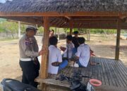 Lombok Barat, NTB – Kepolisian Sektor Sekotong, Polres Lombok Barat, Polda NTB, terus menunjukkan komitmennya dalam menjaga stabilitas keamanan dan ketertiban masyarakat (kamtibmas). Upaya ini diwujudkan melalui giat patroli rutin yang menyasar obyek vital dan obyek wisata, salah satunya Pantai Kemos di Desa Sekotong Barat. Kegiatan ini bertujuan utama untuk mengantisipasi tindak kriminalitas 3C (Curas, Curat, Curanmor) serta berbagai potensi gangguan kamtibmas lainnya. Patroli Rutin Demi Rasa Aman Pengunjung dan Pengelola Wisata Pada Senin, 2 Juni 2025, sekitar pukul 12.30 WITA hingga selesai, Personel Polsek Sekotong melaksanakan patroli intensif di Pantai Kemos yang menjadi salah satu destinasi favorit di wilayah Sekotong menjadi fokus utama kegiatan ini, Senin (2/6/2025). Kapolres Lombok Barat, Polda NTB, AKBP Yasmara Harahap, S.I.K., melalui Kapolsek Sekotong Iptu I Ketut Suriarta, S.H., M.I.Kom., menegaskan bahwa selain pengawasan terhadap potensi tindak kejahatan, patroli juga difokuskan untuk memberikan rasa aman dan nyaman bagi masyarakat serta para pengelola obyek wisata. "Kami secara rutin melaksanakan patroli di obyek vital dan obyek wisata. Ini adalah bentuk kehadiran polisi di tengah masyarakat, memastikan bahwa mereka dapat beraktivitas dengan tenang dan aman," ujar Iptu I Ketut Suriarta, S.H., M.I.Kom., saat ditemui secara terpisah. Kapolsek menambahkan bahwa kegiatan ini bukan hanya sekadar patroli fisik, tetapi juga sebagai sarana komunikasi dua arah antara kepolisian dan masyarakat. Edukasi dan Himbauan untuk Kewaspadaan Bersama Dalam pelaksanaannya, personel Polsek Sekotong tidak hanya melakukan pengawasan, tetapi juga aktif memberikan himbauan kepada masyarakat dan pengelola obyek wisata Pantai Kemos. Himbauan tersebut mencakup pentingnya untuk selalu waspada terhadap lingkungan sekitar dan mewaspadai perubahan cuaca ekstrem yang dapat terjadi kapan saja. Hal ini mengingat wilayah Sekotong yang juga rentan terhadap dampak cuaca tak menentu, khususnya bagi aktivitas di area pantai. "Kami mengingatkan kepada seluruh masyarakat, khususnya pengelola dan pengunjung Pantai Kemos, untuk selalu meningkatkan kewaspadaan. Perhatikan barang bawaan, dan jangan ragu untuk melapor jika melihat hal-hal yang mencurigakan," jelasnya. Selain itu, kolaborasi dan sinergi dengan aparat kepolisian juga terus digalakkan guna menciptakan sitkamtibmas yang benar-benar kondusif. "Keamanan adalah tanggung jawab kita bersama," tegasnya. Respon Positif dari Masyarakat Kehadiran personel kepolisian di lokasi obyek wisata Pantai Kemos secara langsung dirasakan manfaatnya oleh masyarakat. Banyak yang menyambut baik kegiatan patroli ini karena dapat memberikan rasa aman dan nyaman, terutama di tengah potensi keramaian dan peningkatan aktivitas wisata. "Kami sangat senang dengan adanya patroli dari polisi. Rasanya lebih tenang kalau ada bapak-bapak polisi yang berpatroli di sini, apalagi ini kan tempat wisata, jadi bisa mencegah hal-hal yang tidak diinginkan," ungkap salah seorang pengelola warung di Pantai Kemos yang enggan disebutkan namanya. Respon positif ini menjadi indikasi keberhasilan Polsek Sekotong dalam membangun kepercayaan dan kemitraan dengan masyarakat.