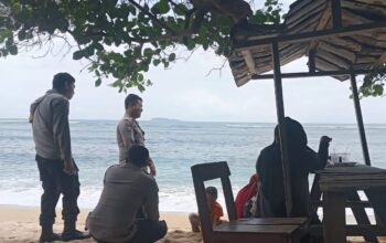Anggota Piket Polsek Taliwang Laksanakan Patroli Wisata di Pantai Kertasari, Wujudkan Kamtibmas yang Kondusif