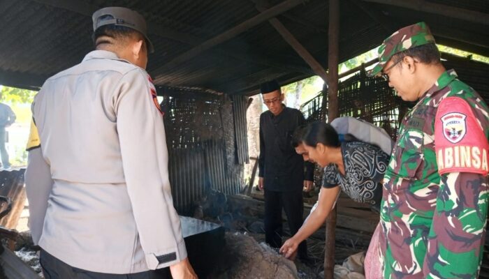 Dukung Ekonomi Lokal, Babinsa Tinjau Pembuatan Garam Tradisional