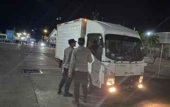 KMP Surya 777 Tiba di Lembar, Polisi Pastikan Proses Bongkaran Aman