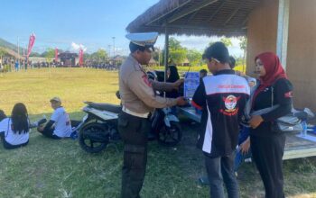 Satlantas Lombok Barat dan VOCLOM Gelar Edukasi Safety Riding di Gerung