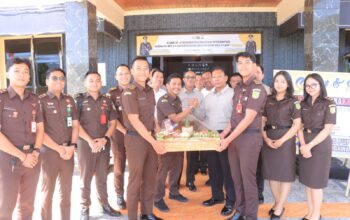 Sinergitas Apik, Kapolres Sumbawa Barat Terima Tumpeng Istimewa dari Kepala Kejaksaan Negeri di Hari Bhayangkara ke-79
