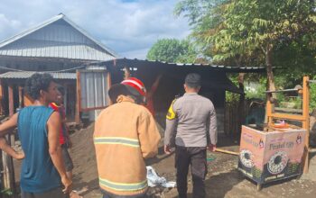 Kios Semi Permanen Terbakar, Polsek Seteluk Turun Tangan Bantu Padamkan Api dan Evakuasi