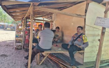 Warga Menikmati Hari Libur di Pantai Wane Polsek Monta Hadir Memberikan Pengamanan